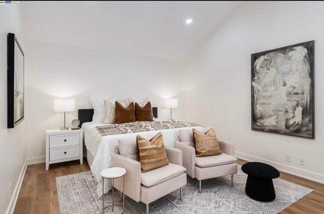 Building Photo - 725 Old Creek Rd