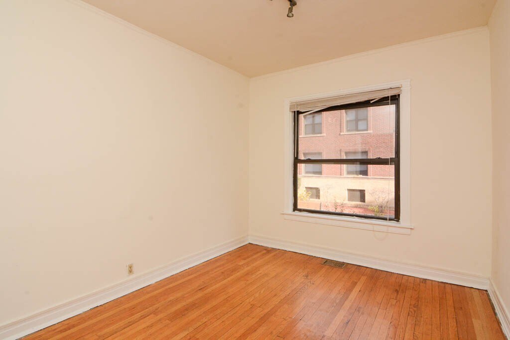 Building Photo - 834 W Waveland Ave