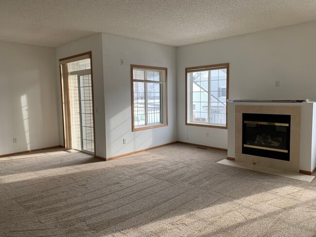 Building Photo - Bright & Spacious 2BR/1.5BA Townhome in Co...