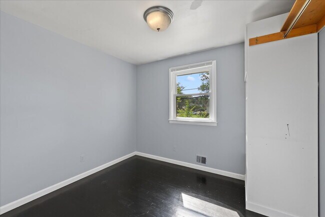 Building Photo - "Spacious 5-Bed Home with Granite Accents ...