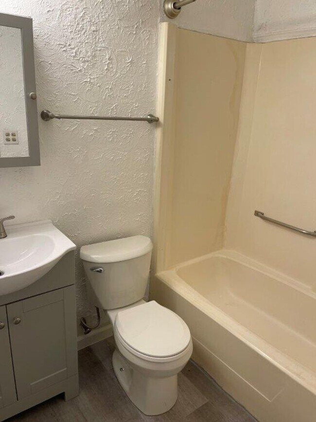 Building Photo - 1 bed downstairs unit with courtyard, laundry access,brand new appliances, paint and flooring, in...