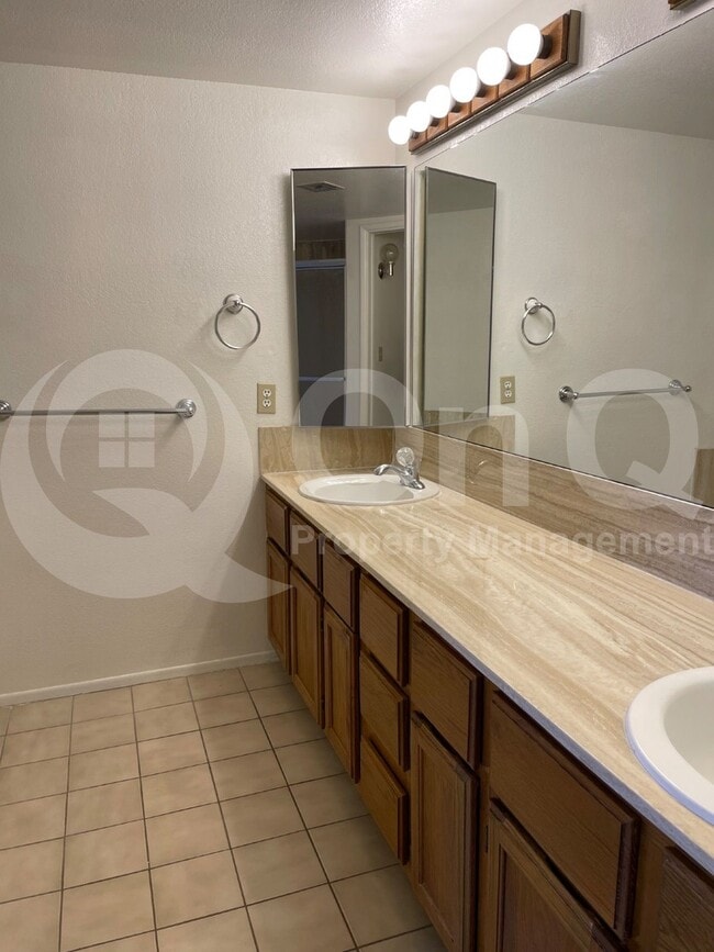 Building Photo - 3117 E Oasis De Palmeras