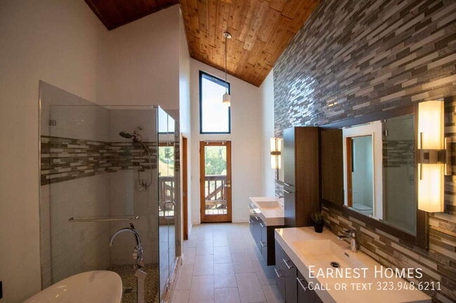 Building Photo - 11619 Lerdo Ave