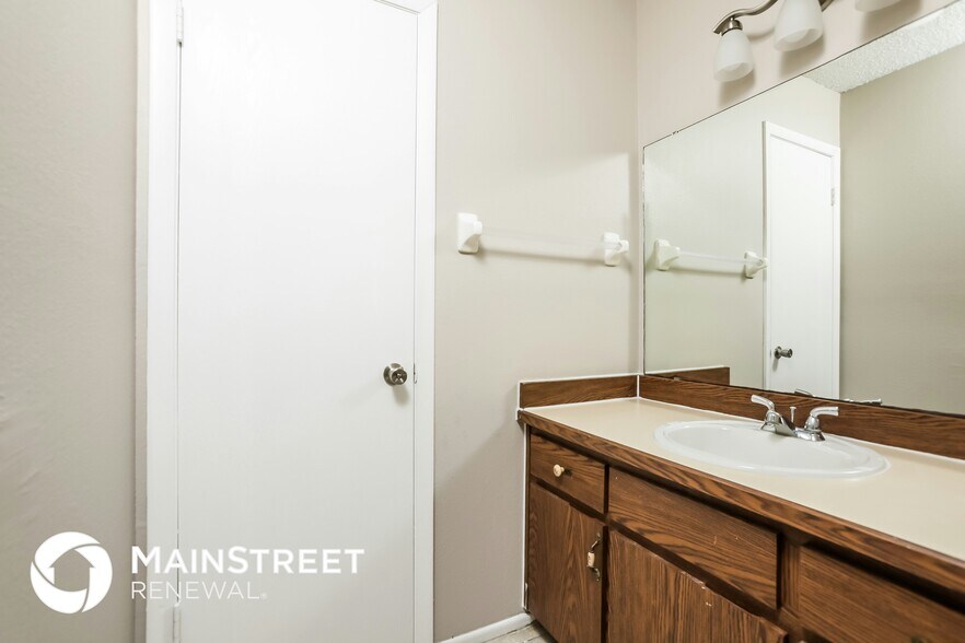 Building Photo - 1830 Hallcrest Dr