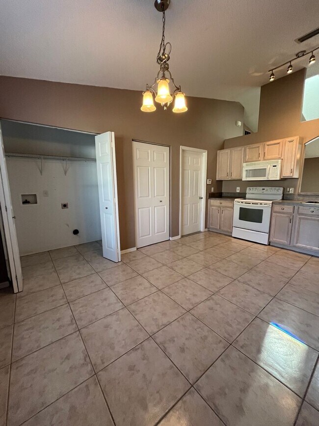 Building Photo - Beautiful Fenced in Yard on a cul-de-sac!!!