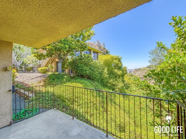 Building Photo - SD: Spacious 2BD/2BA Condo in Hillcrest with Private Balcony, Community Pool & Tennis Court
