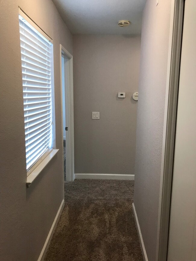 Building Photo - Upscale condo located in gated Community!