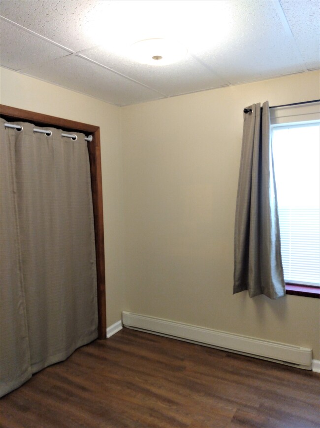 Bedroom accepts queen size bed - 106 17th St