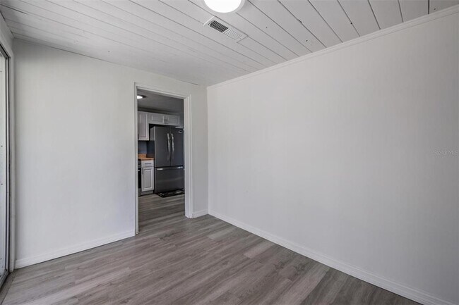 Building Photo - 636 Stremma Rd