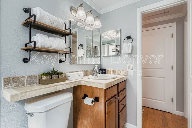 Building Photo - 1327 Steele St