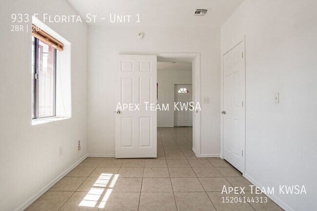 Building Photo - 933 E Florita St