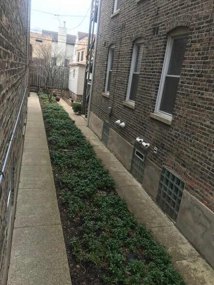 Building Photo - 2112 N Leavitt St