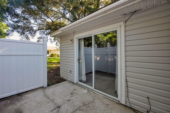 Building Photo - 1555 Green Briar Pkwy