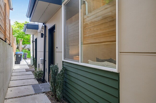 Building Photo - 1600 S Washington St