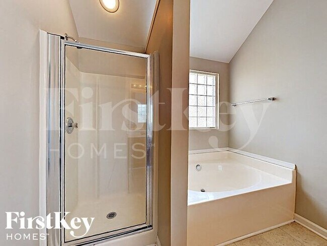 Building Photo - 9613 Rothman Ln