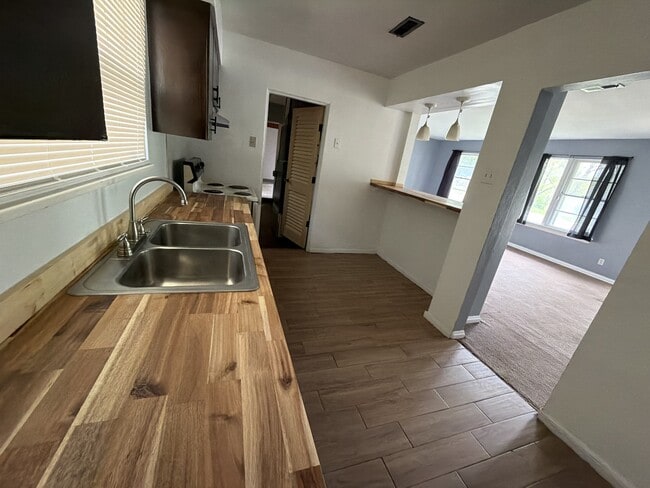 Building Photo - 10000 Knollcrest Ct