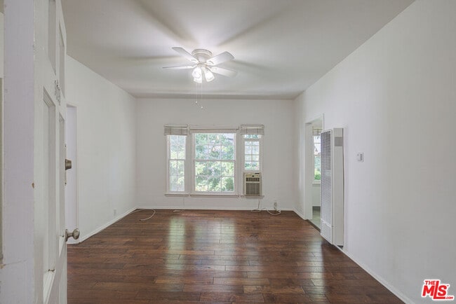Building Photo - 965 N Doheny Dr