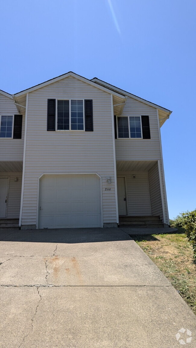 Building Photo - 4 bedroom 2.5 bath home
