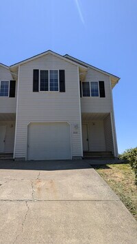Building Photo - 4 bedroom 2.5 bath home