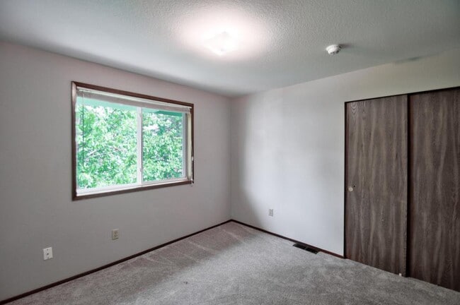 Building Photo - 6120 60th Ct SE
