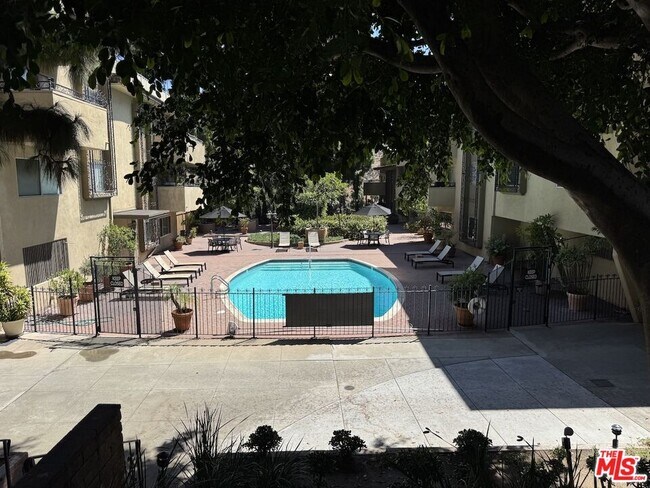 Building Photo - 6700 Hillpark Dr