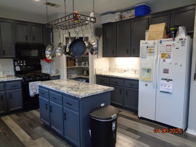 Building Photo - Spacious 4 Bedroom with RV Access in Rosamond