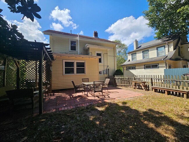 Building Photo - LARCHMONT