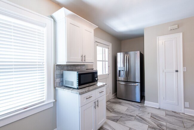 Building Photo - Charming Home in Deer Park Neighborhood