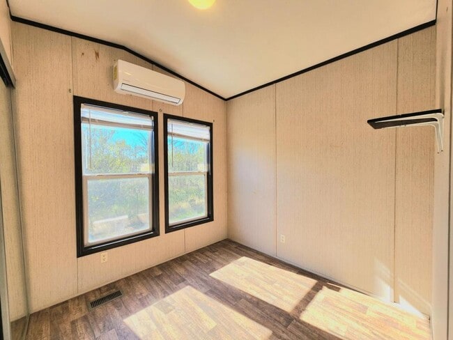 Building Photo - 140 Holy Temple St