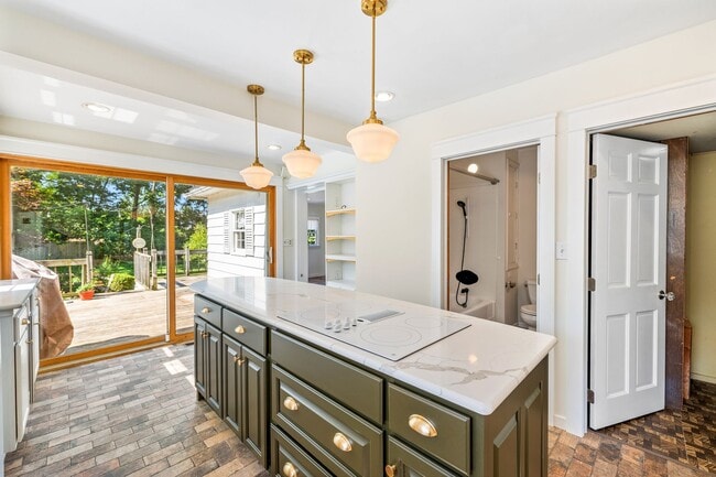 Building Photo - Charming 3 Bedroom, 2 Bath Home with Abund...