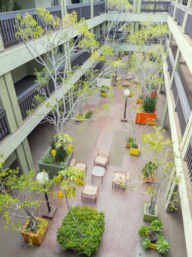 Building Photo - Large 2bed/ 2 bath corner unit in the heart of Silverlake with Hot Tub, Pool, Gated Parking and P...