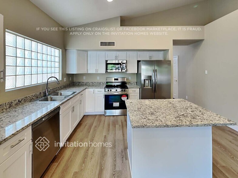 Building Photo - 710 S Catalina St