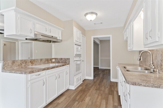 Building Photo - 25814 Leafywood Dr