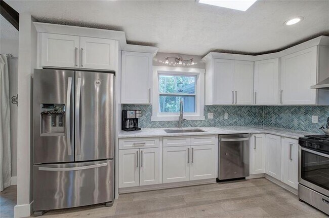 Building Photo - 3410 Holliglen Dr