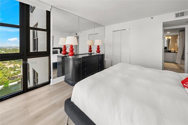 Building Photo - 2555 Collins Ave