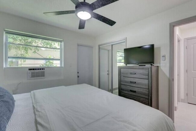 Building Photo - 820 NE 14th Ave