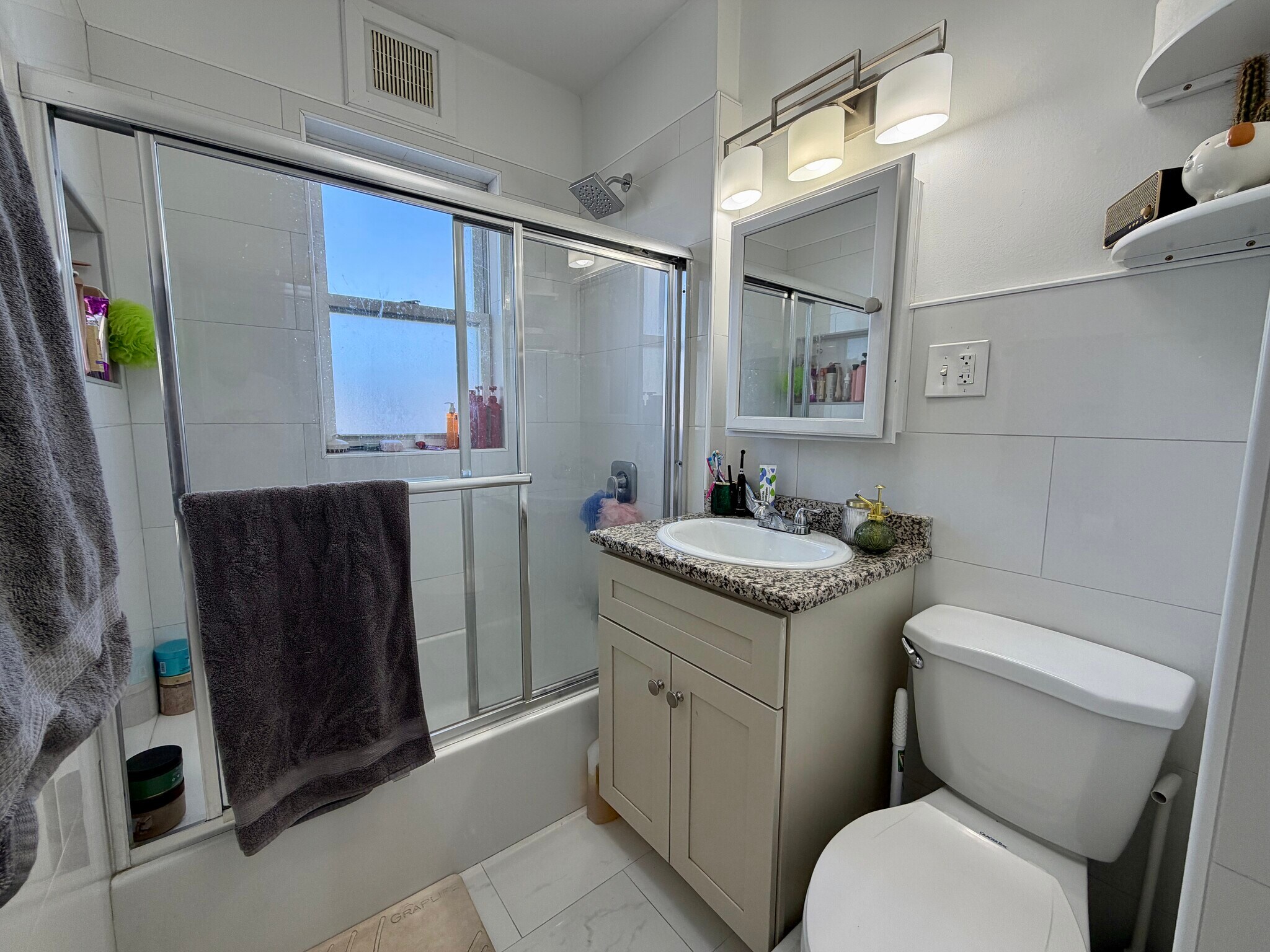 Building Photo - 407 Charles St