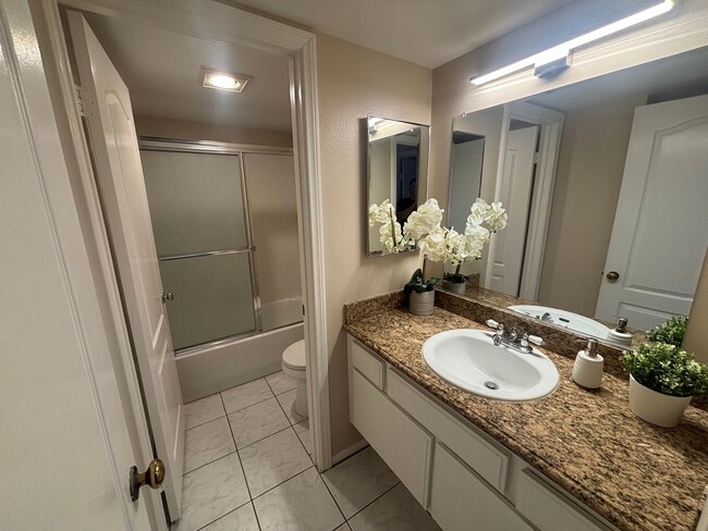 Building Photo - Spacious 4-Bedroom Home in Valencia's Nort...