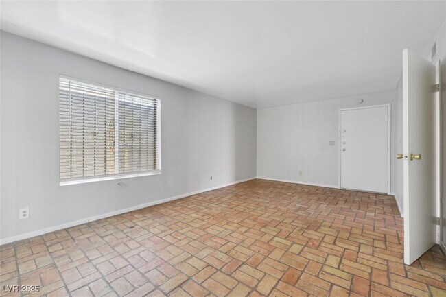 Building Photo - 1520 Hialeah Dr