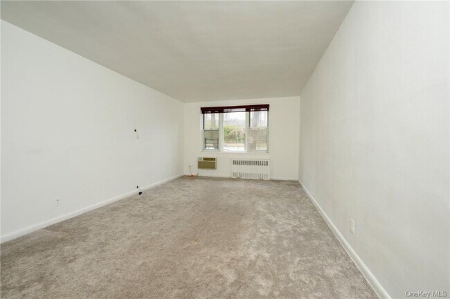 Building Photo - 5 Sadore Ln