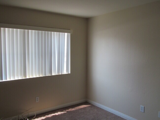 Building Photo - 2 BED 2 BATH DOWNSTAIRS APARTMENT  FOR REN...