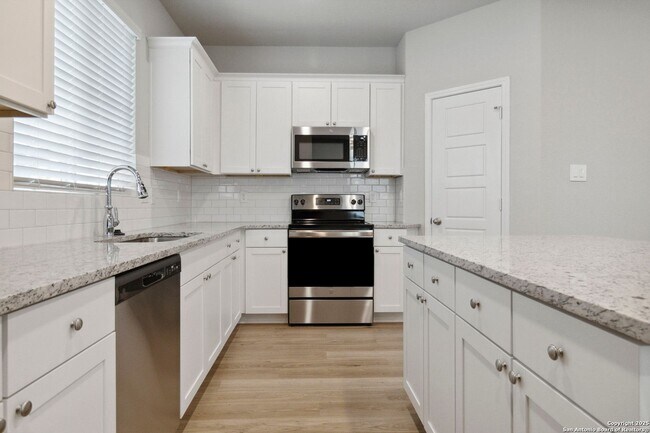 Building Photo - Brand New 3 Bd 3 Full Bath Townhouse Near ...