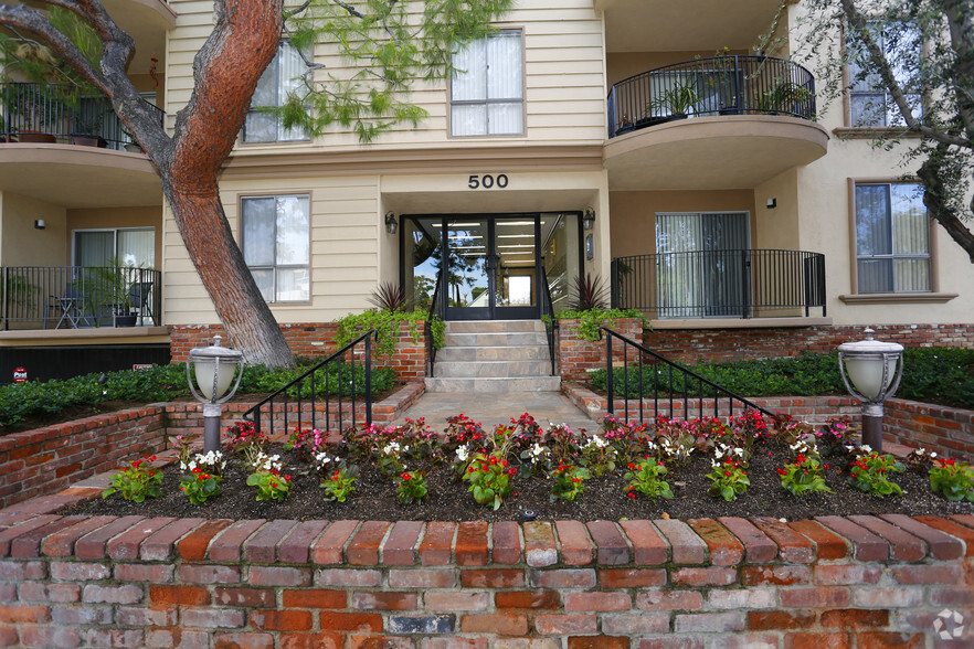 Primary Photo - Los Robles Apartments