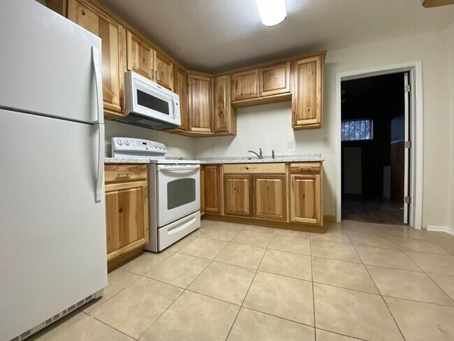 Building Photo - 2/1 plus bonus room in Holly Hill