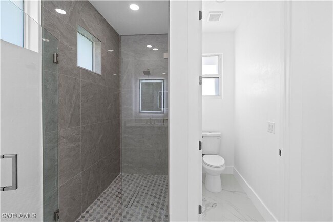 Building Photo - 918 Hollister Ave