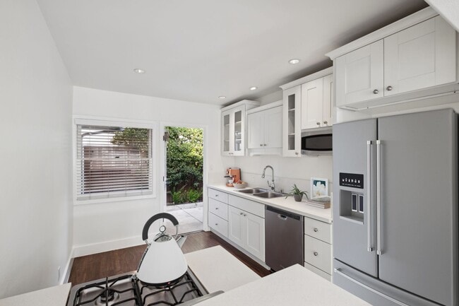 Building Photo - 2000 Clay St