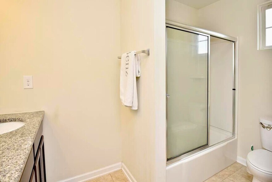 Building Photo - 863 Barclay Cir