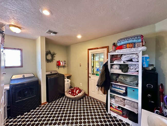 Building Photo - Rustic Charm