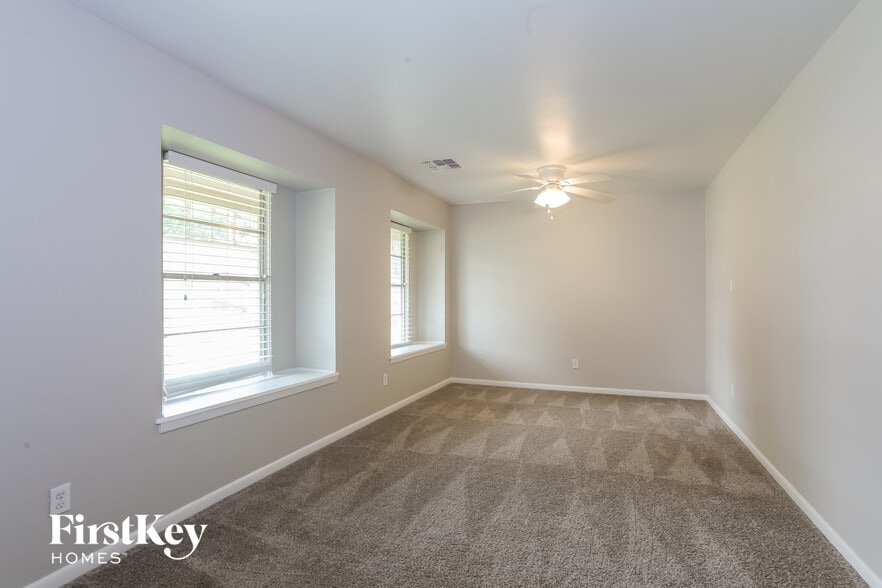 Building Photo - 2111 Savanna Ct N