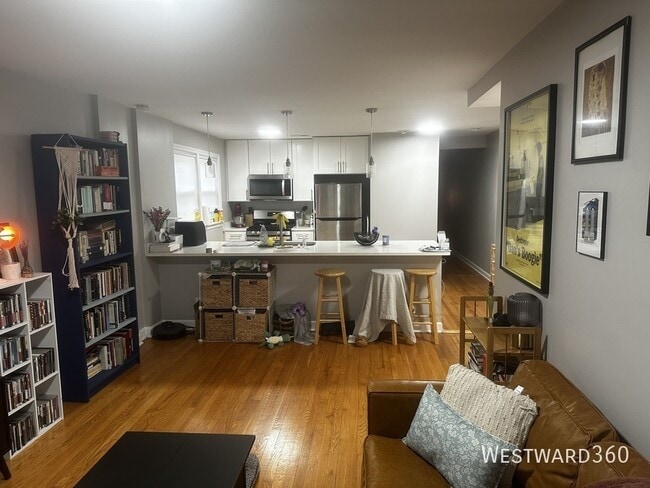 Building Photo - 2821 W Summerdale-2E